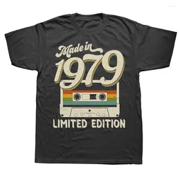 قمصان الرجال التي صنعت في عام 1979 Limited Edition 44th Birthday Cassette Tops Tops Round Neck Shorted Fashion Tshirt Casual Basic