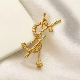 Mulheres de luxo homens designer marca carta broches banhado a ouro aço inoxidável jóias de casamento broche pino terno pinos casar presente de festa de natal