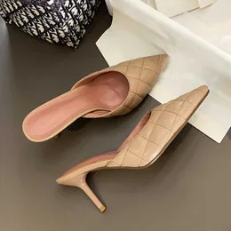 Pointy Temperament Baotou High Heel Sandals för sommaren 2023, nya smala klackar, fashionabla externa slitage och tillbaka tomma tofflor 240220