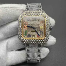 Мужские часы Iced Out с автоматическим механизмом. Двухцветный корпус из желтого золота диаметром 38,5 мм. Безель с большими камнями. Циферблат с яркими римскими цифрами и бриллиантами.