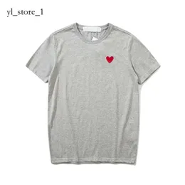디자이너 브랜드 Comme Des Garcon 남자 티셔츠 여름 남성 티셔츠 CDGS PLATION TIRS COMMES SHORT SLEEVE WOMENS DESIGN BADGE GARCONS 자수 심장 붉은 사랑 5616