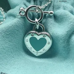 Limf hänge halsband t Familj S925 Sterling Silver Tiffanynet Womens Blue Heart Necklace Letter Love Pendant Enkelt och mångsidigt nålspänne Kärlek CLAVICLE CHA