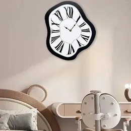 Orologi da parete Orologio distorto Moderno Numeri romani Maximalista Montatura nordica Unico per il negozio, la casa, lo scaffale, il tavolo, il desktop