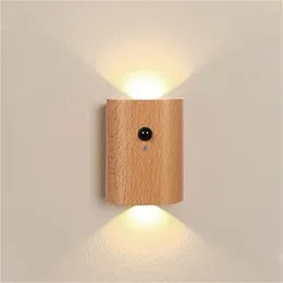 Lampada da parete Lampada da parete moderna con sensore di movimento montata a LED Illuminazione da interni in legno ricaricabile da 500 mAh per l'arredamento del soggiorno del corridoio