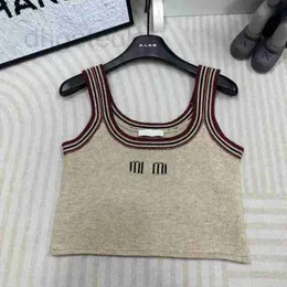 여자 티셔츠 디자이너 브랜드 24 이른 봄 새 니트 스트라이프 대비 한국 캐주얼 다용도와 나이를 줄이고 시원한 스타일 Q0HN을 가진 자카드 레터 탱크 탑