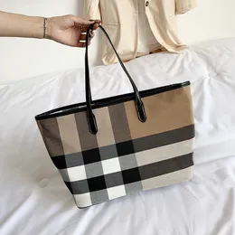 Luxury Large Capacity Women's Bag Spring Style Trendy Stripe Underarm Bag Totes Design Handbag