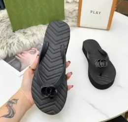 Sandalet Moda Tasarımcı Bayanlar Flip Flops Basit Gençlik Terlik Mokasin Ayakkabı İlkbahar Yaz ve Sonbahar Otelleri için Uygun Plajlar Diğer Yerler 35-42