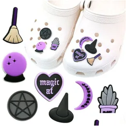 إكسسوارات أجزاء الأحذية MOQ 100PCS MAGIC HAT Broom Pattern Clog Jibz 2D Soft Plastic Clog Accessories Bucks Buckles Decor Dhdco