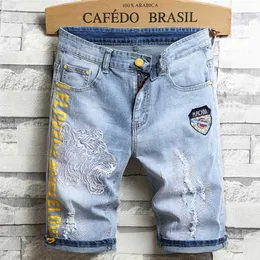 Herr shorts sommaren ny tiger broderad denim shorts lösa avslappnad riva upp kort ljusblå hip hop ultra tunna mens bär j240221