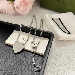 2024 Brand Heart Pendant Necklace DesignFor Women Silver Necklaces Vintage Design Gift Long Chain Love Couple Family Jewelry Necklace Celtic Style Letter Chainq4