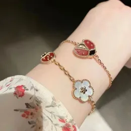 Bangles New 2023 Trend European Hot Selling Brand Rose Gold Bracelet Women White Fritillaria Lucky Flower Spring Ladybug Luxury Jewelry