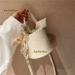 Waist Bags 2024 Summer Luxury New Trend Fashion Net Red Cross Simple Sense Portable Bucket Bag Andralyn Store Majong Designer Designer Bag