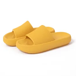 Pantofole fresche in plastica con suola spessa per interni in stile genitore-figlio, bagno domestico con suola morbida, pantofole da uomo e da donna gialle