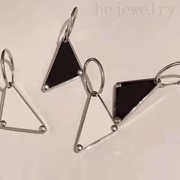 Brinco de designer de letras esmaltadas para homens brincos triângulos pendurados clipe em argolas adolescentes bons orecchini brincos de luxo com furos para orelha ZB044 B4