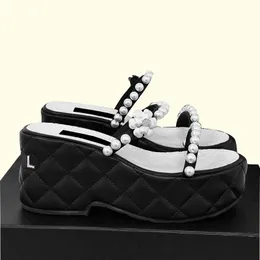 Kvinnors sandaler glider på toffeldesigner chunky pltform klackar 3 cm/7cm glider kamellia pärla matelasse quiltade textur muels utomhus fritid sko gummi non-slip sole