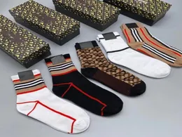 2023 Skarpetki dla mężczyzn i kobiet retro litera marka mody Skarpetki Men039s Autumn Winter Socks Whole2985000