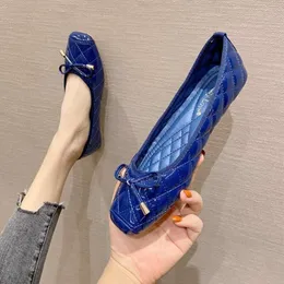 2023 sapatos de trabalho confortáveis de damasco de boca rasa e bico quadrado, sola macia e pele macia para mulheres