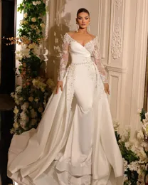 2024 Luxury Mermaid Wedding Dresses Overkirts Off Axel Long Hidees Plus Size Size Brudklänningar Spetsar Applicques Crystal Beads Pearls Flowrs Löstagbart tåg Satin