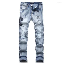 Męskie dżinsy męskie designerskie otwory haftowe hafty rozryte niebieskie dżinsowe spodnie Slim zwężające się spodnie