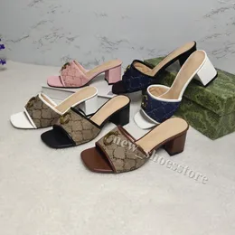 Pantofole firmate da donna di lusso Sandali Alfabeto ricamato Sandali da spiaggia estivi Ciabatte da donna Zeppe Pantofola accogliente Infradito Scarpe casual