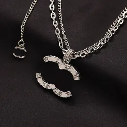 Diamond Neckalce Designer Pendants varumärke bokstäver halsband 18k guldpläterad triangel hänge rostfritt stål nacke kedjor män kvinnor bröllop smycken gåvor