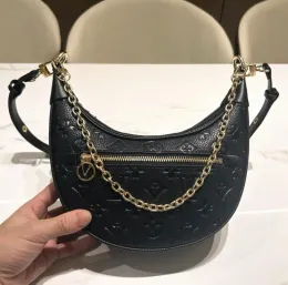 Bolsa Hobo Crescente com Corrente Dourada de Luxo - Crossbody em Forma de Lua em Lona Revestida com Zíper e Alça de Ombro