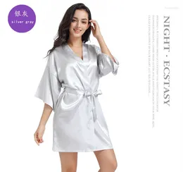 Kvinnors sömnkläder 2024 Nightgown Simulation Silk Satin Kimono Glossy Solid Color Thin Cardigan Spring Autumn Sexig Short Bathrobe S1