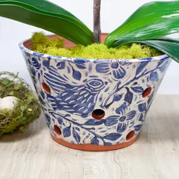 Stor orkidéplanter med extra hål för orkidéhälsa, handgjorda blå och vit fågel- och bladdesign, gjord med handgjorda frimärken, terrakotta