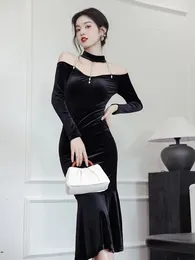Sıradan elbiseler romantik siyah kadife elbise ince kadın için seksi kapalı omuz elmaslar boyun monte denizkızı turmpet parti vestido ne zenci