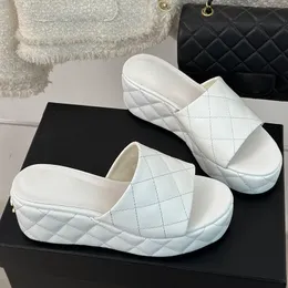 Women Wedge Platform Heels 6,5 cm Kapcieczki projektanty poślizg na sandałach Klasyczny kołdra jagnięta Tekstura Złote Sprzęt Matelasse Mule Slajdy Buty na zewnątrz wypoczynek wypoczynkowy