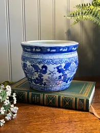 Vintage pintado à mão redondo azul branco porcelana chinoiserie plantador ~ plantador interno, vaso de flores ~ fazenda azul branco decoração
