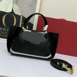 محدثة Vlogo Escape Calf Leather Women Totes V-Signature أكياس تسوق كبيرة مصمم المعادن Bucklet Hasp Procles 268e