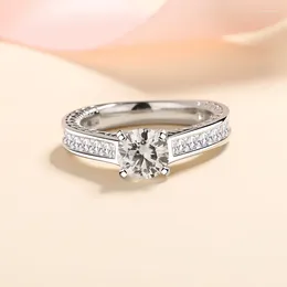 Pierścienie klastra platynowe srebrne 1 test diamentu minął doskonałe cięcie D Color okrągły moissanite 4 zęby pierścień kobiety 925 biżuteria