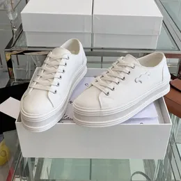 22F Designer femminile Materiale in vera pelle Piccole scarpe bianche Scarpe da skateboard Perfette e versatili Tour di moda per coppie Scarpe da passeggio casual per le donne