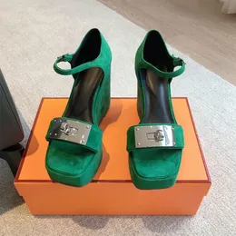 Sandalo scorrevole da donna in pelle scamosciata Scarpe di marca famose Tacchi alti con zeppa Estate 2024 Sandali con plateau di lusso Designer Argento Hardware Cinghie sottili Punta aperta Top Specchio di qualità