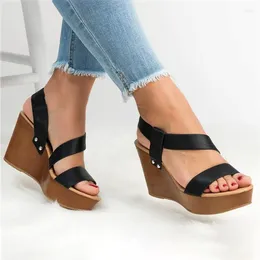 2024 Sandalet Yüksek Sandal Kaliteli Kadınlar Moda PU Kalın Alt Slip Kısa Kamlar Üzerinde Katı Nedensel Kadın Ayakkabı 935 Ccise