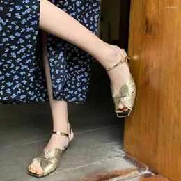 Sapatos de vestido fivelas sandálias de ouro para mulheres verão 2024 calçados sexy dedo do pé aberto com saltos médios senhoras confortáveis ​​e elegantes sapato h