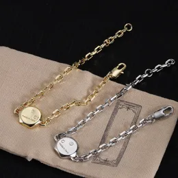 Topp lyxdesigner armband guldbokstavarmband för kvinnlig man gåva silver pläterad armband kedje smycken leverans
