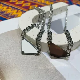 Clássico colar de luxo metal carta designer colares para homem mulher triângulo invertido personalidade clavícula na moda tiktok pingente cadeias hip hop ZB011 B4