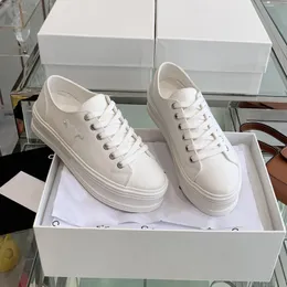 22f Female Designer Casual äkta lädermaterial Little White Shoes Skateboarding Shoes Perfekt mångsidig moderese Turné Par Walking Shoes