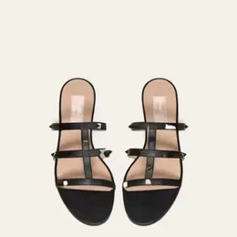 2024 Nya högkvalitativa sandaler Luxur Designer Sandal Summer Slide Shoes Slipper Leather Stud Naken Kvinnors nit tjocka klackar mångsidiga