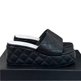 Luxurys Donna Zeppa Piattaforma Tacco 6,5 cm Sandali Designer Slip On Pantofole Pelle di agnello Trama trapuntata Hardware dorato Matelasse Ciabatte Scivoli Scarpe per il tempo libero all'aperto