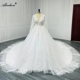 Alonlivn Classic Floral Prints Fullärmar V-Neck A-Line Wedding Dress Enchanting Embrodery Lace Royal Train Brudklänningar