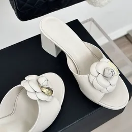Kalvskinn kvinnors chunky klackar 1,5 cn/ 6,5 cm sandaler glider på designer tofflor glider mulor casual sko