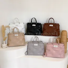 Margiela Tote Дизайнерская сумка Galm Slam Сумка на плечо Сумки-подушки Пушистые кожаные роскошные сумки Мужчины Женщины Сумка с ручкой Повседневная модная сумка с украшением на пуговицах