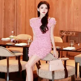 Designer-Damen-Freizeitkleider, rosa, High-End-eleganter Stil, Tweed-Metallknopf, Rundhalsausschnitt, leichte Luxus-Sexy-Kleider