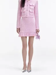 Kvinnorjackor Plaid Pink Knit Set Single Breasted O-Neck Diamond Button Sweater Coat eller veckad kort kjol Kvinna 2024 Vårdräkt
