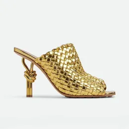 Золотые мюли с гальваническим узлом Сандалии на каблуке 9 см Известные дизайнерские женские туфли высокого качества из кожи Классические туфли с круглыми носками Свадебная вечеринка на высоком каблуке с коробкой 10А
