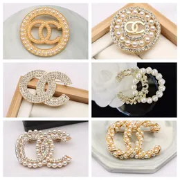 Spille di marca eleganti con doppie lettere di design per spilla di perle di cristallo di moda Pin da donna Gioielli da sposa Accessorio per feste Regalo 20 stile