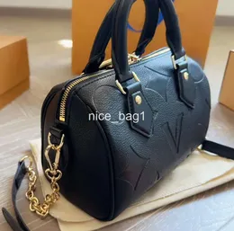 A bolsa do designer 2024 que você merece é feita de couro e pode ser usada como uma crossbody de ombro para ter uma aparência luxuosa e elegante